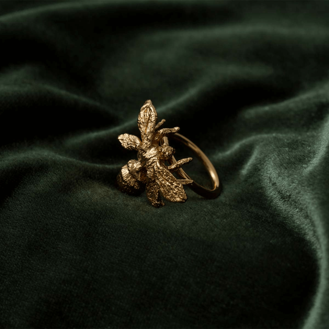 Bee ring in gold 