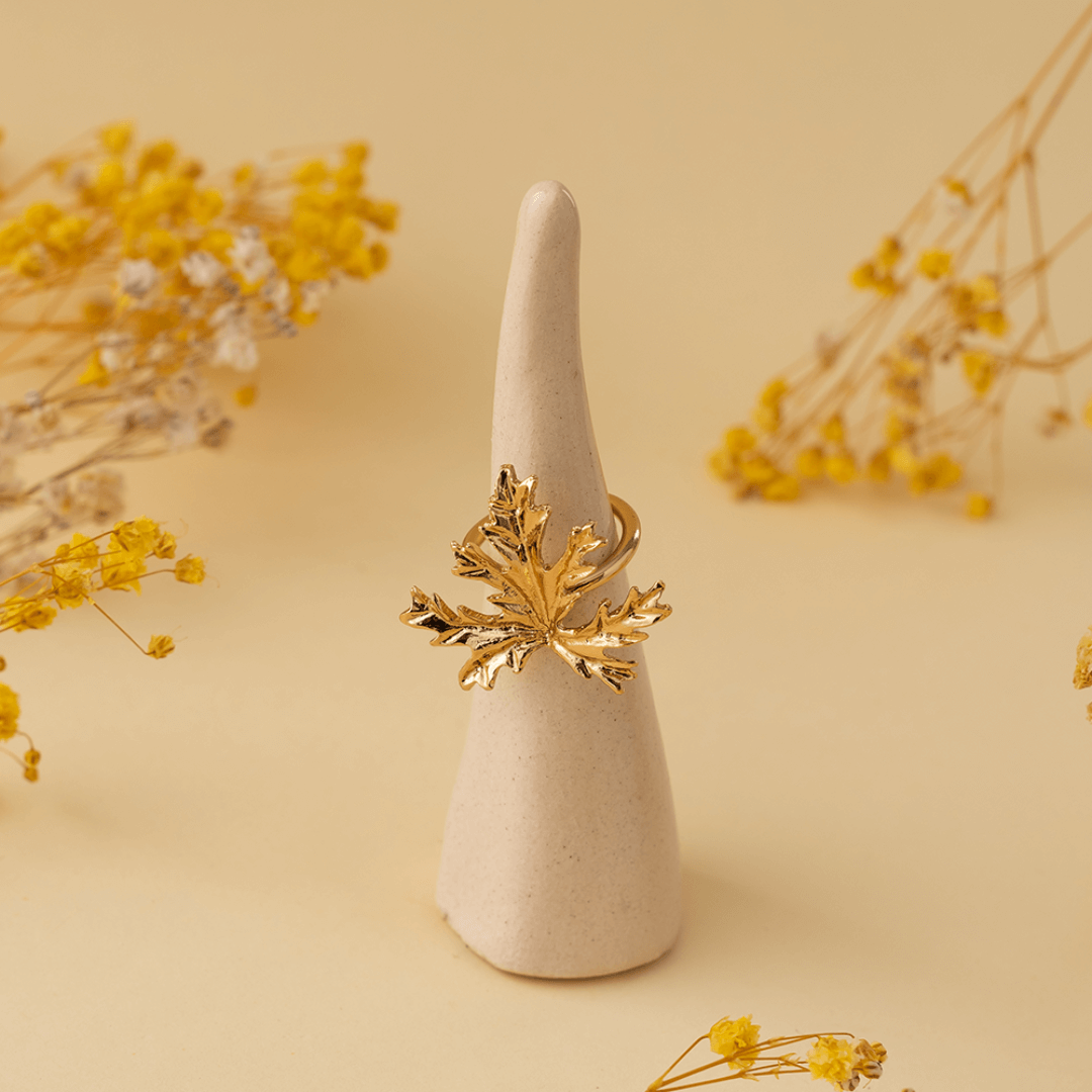 Maple leaf ring gold